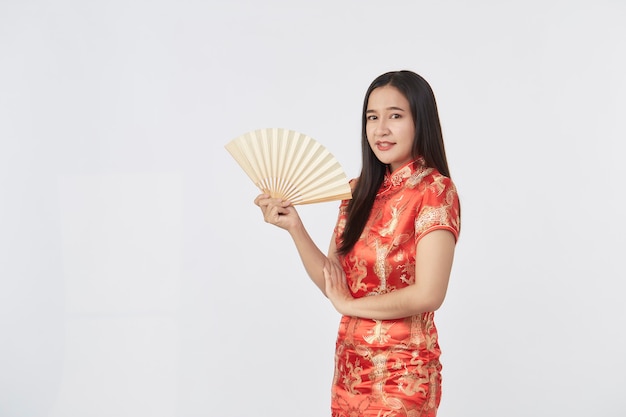 Mujer asiática joven hermosa atractiva en vestido rojo tradicional del cheongsam