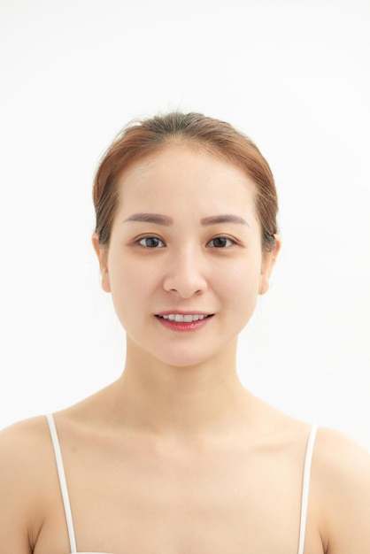 Mujer asiática joven hermosa con la piel fresca limpia en el fondo blanco,