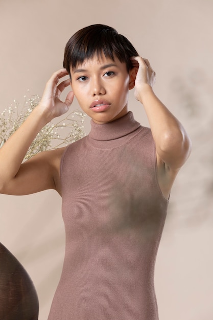 Foto mujer asiática joven posando en ropa de otoño