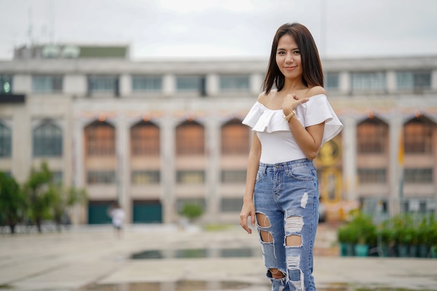 Mujer asiática joven que viaja a la señal en Bangkok Tailandia.