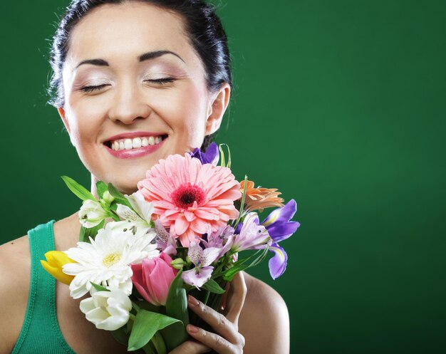 Foto mujer asiática joven con ramo de flores