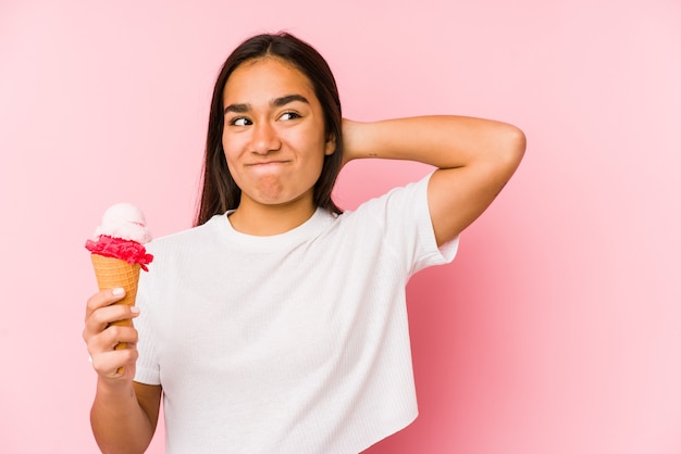 Mujer asiática joven sosteniendo un helado