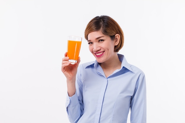 Mujer asiática joven sosteniendo un vaso