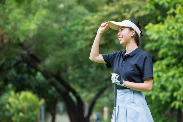 Mujer asiática, juego, golf