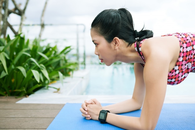 Mujer asiática junto a la piscina