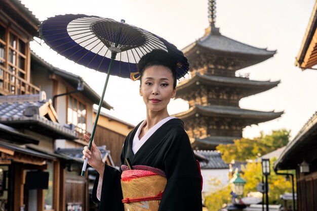 Mujer asiática con kimono caminando en la pagoda de Yasaka en Kyoto