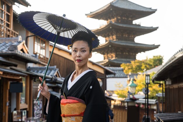 Mujer asiática con kimono caminando en la pagoda de Yasaka en Kyoto