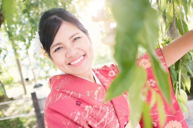 Mujer asiática con kimono rojo en kyoto