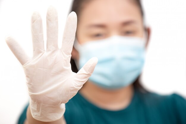 La mujer asiática lava gel de manos desinfectando y usando una máscara para prevenir gérmenes, humos tóxicos y polvo.