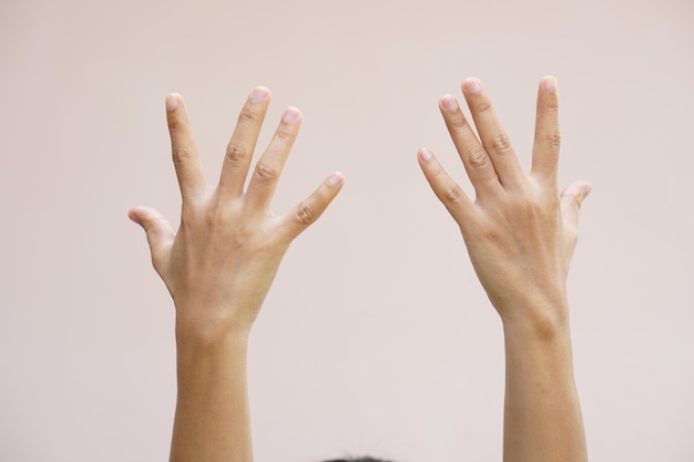 Mujer asiática levantando las manos