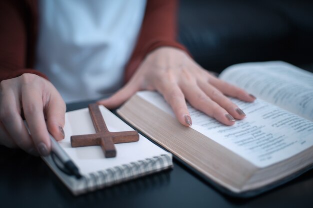 Mujer asiática leyendo la Biblia en la mañana