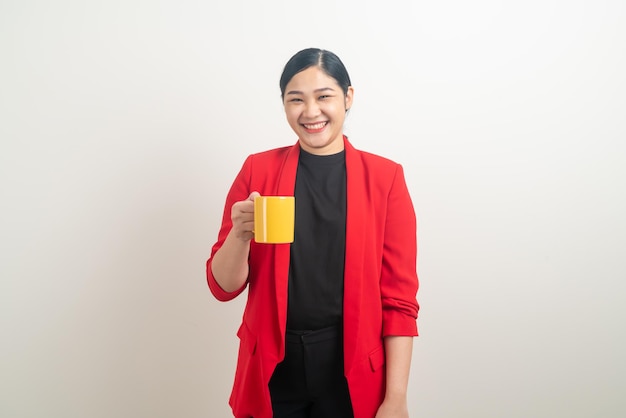 Mujer asiática con mano sujetando la taza de café sobre fondo blanco.