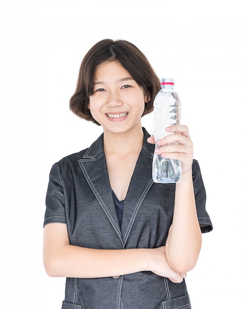 Mujer asiática mantener agua embotellada en blanco