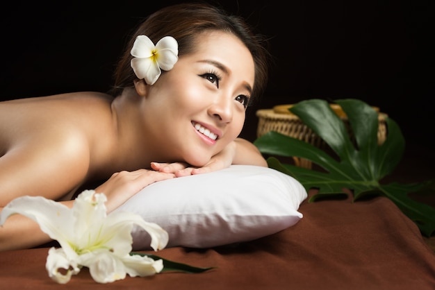 Mujer asiática con masaje y salón de spa Concepto de tratamiento de belleza