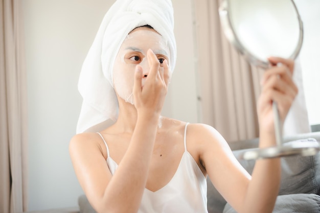 Mujer asiática con mascarilla cosmética cuidado de la piel para spa de tratamiento saludable para el cuerpo