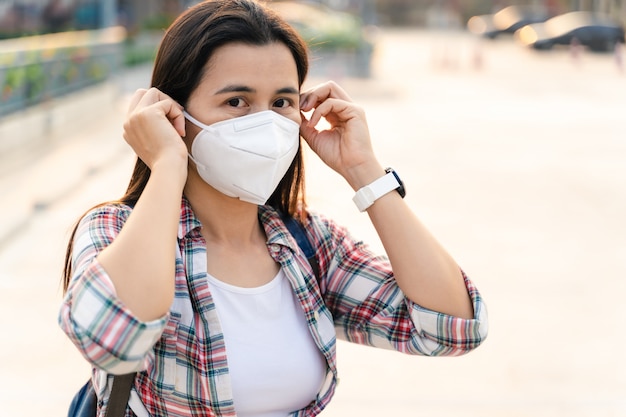 Mujer asiática con mascarilla para proteger del virus. Concepto de coronavirus COVID-19.