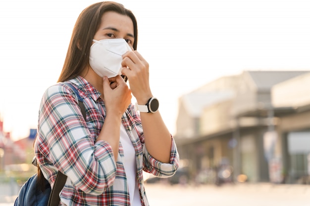 Mujer asiática con mascarilla para proteger del virus. Concepto de coronavirus COVID-19.