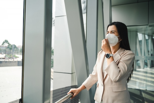 Mujer asiática con mascarilla para proteger del virus. Concepto de coronavirus COVID-19.