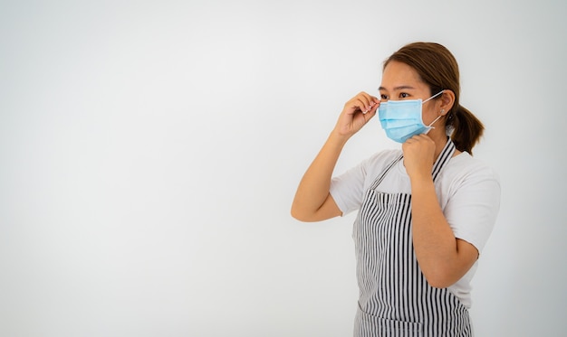 Mujer asiática, con, mascarilla, tiro del estudio