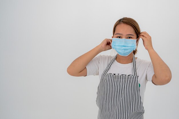 Mujer asiática, con, mascarilla, tiro del estudio