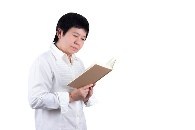 Foto mujer asiática de mediana edad en camisa blanca libro de lectura aislado sobre fondo blanco.