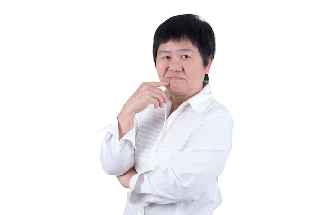Mujer asiática de mediana edad en camisa blanca sentirse infeliz o insatisfecho aislado sobre fondo blanco.