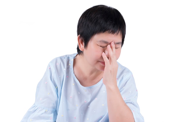 Mujer asiática de mediana edad con dolor de cabeza aislado sobre fondo blanco.