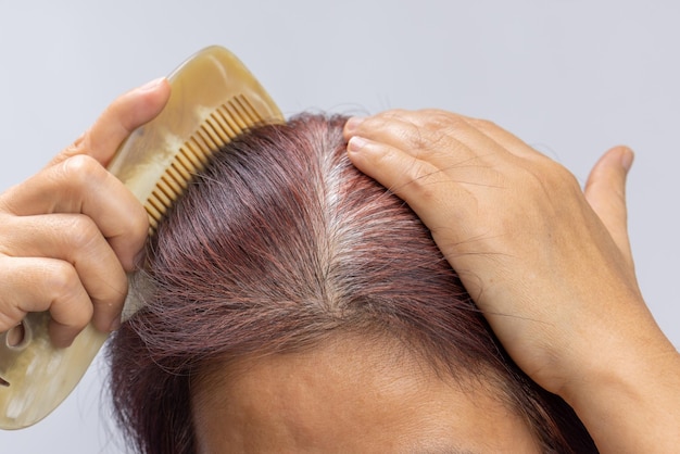 Mujer asiática de mediana edad preocupada por las canas en la menopausia