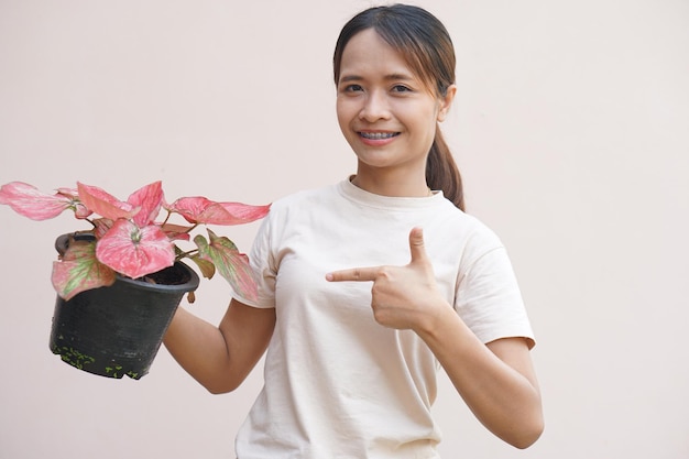 mujer asiática, el mirar, árboles plantados