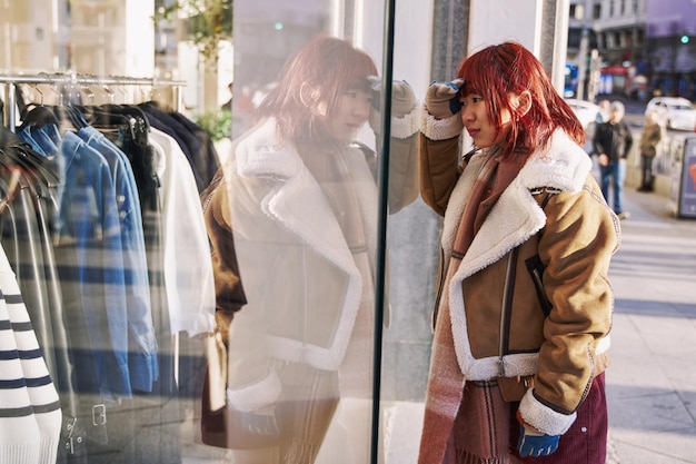 mujer asiática, mirar completamente, un, ventana de la tienda, joven, fasion, mujer