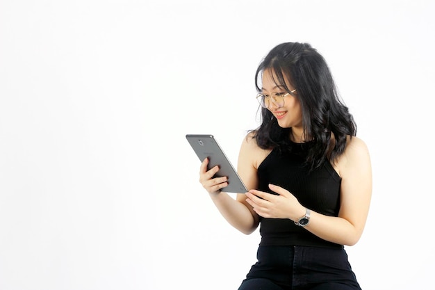 mujer asiática, el mirar, tableta, sonriente