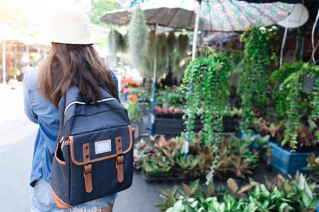 Mujer asiática con mochila para viajar