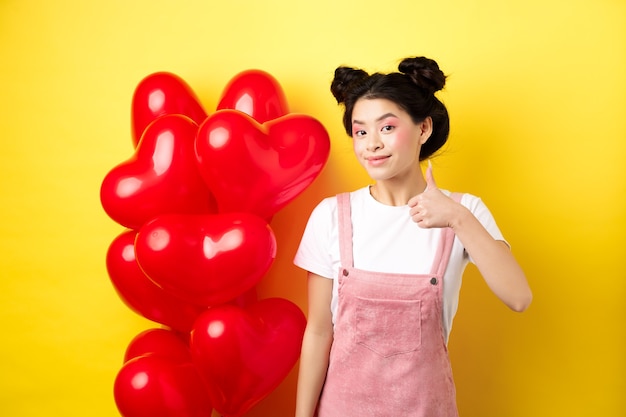 Mujer asiática de moda en traje romántico con maquillaje