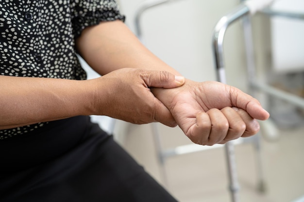 Mujer asiática mujer paciente toca y siente dolor en el codo y el brazo concepto médico saludable