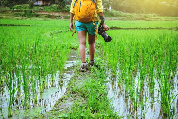 Mujer asiática en la naturaleza