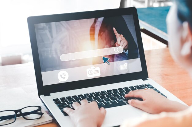 Mujer asiática navegando por oportunidades de trabajo en línea usando la búsqueda de trabajo en la computadora aplicando para nuevas vacantes en la página web en la pantalla del portátil concepto de reclutamiento vista de cerca trasera