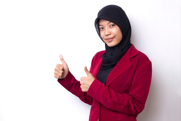 Mujer asiática de negocios feliz con hijab, firmar bien, sonriendo, en el espacio en blanco