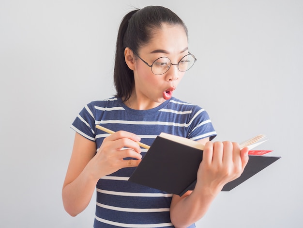 Una mujer asiática nerd recibió una sorpresa del libro.