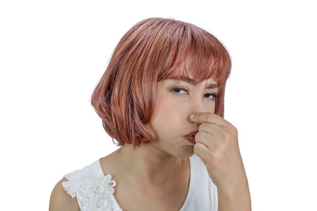 Mujer asiática pellizca la nariz por concepto de mal olor