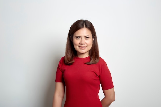 Mujer asiática pelo corto castaño en vestido rojo