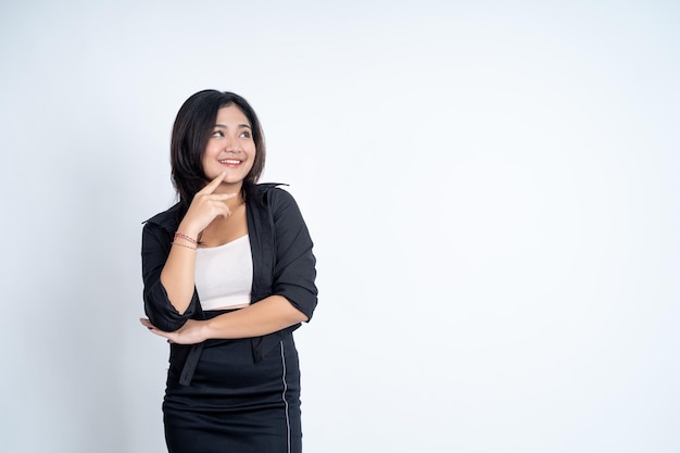 mujer asiática, con, pelo largo, sonriente, mientras, posición