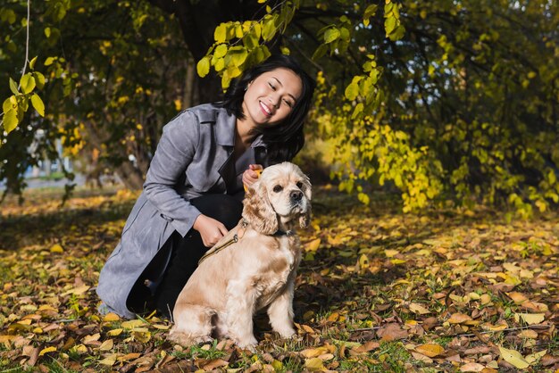 mujer asiática, con, perro, en el parque