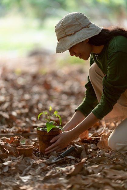 Mujer asiática plantar árboles para el medio ambiente