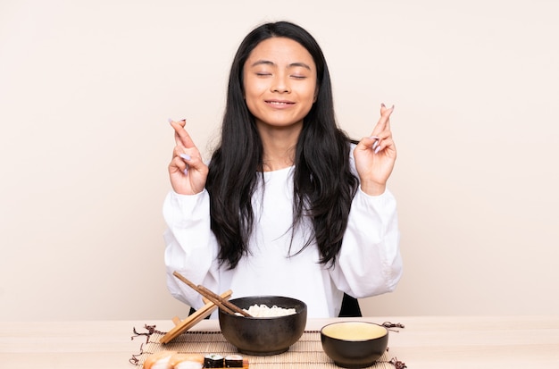 Mujer asiática con un plato de fideos