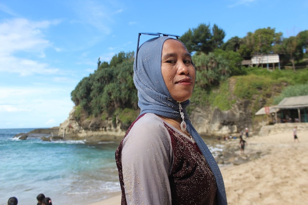 Mujer asiática, en la playa