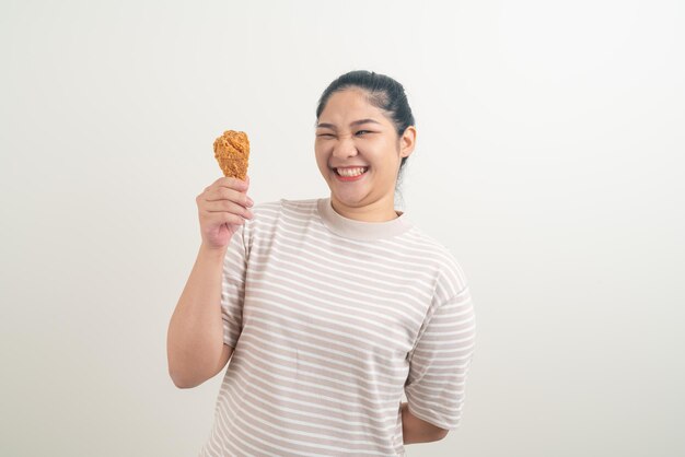 Mujer asiática con pollo frito a mano