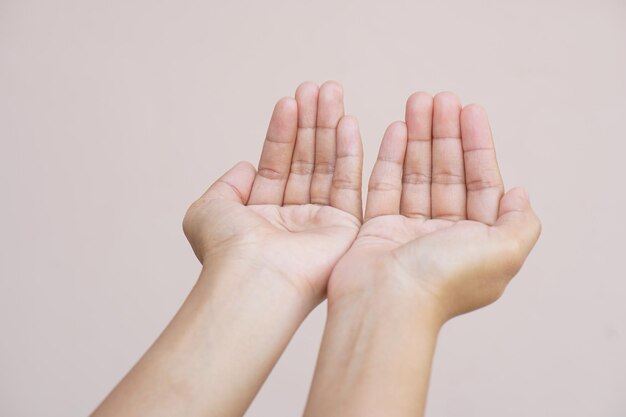 Mujer asiática pone sus manos a un lado como si tuviera una mercancía en la mano