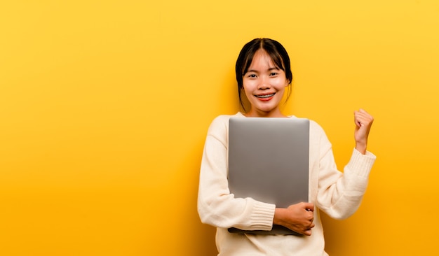 Mujer asiática y portátil y están felices de trabajar Foto de una bella mujer asiática que es feliz trabajando