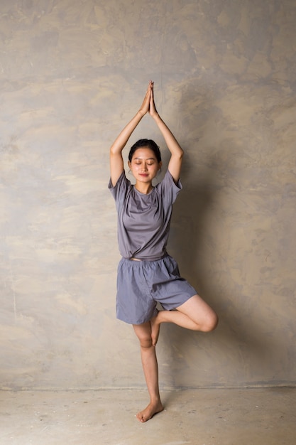 Mujer asiática, posición, en, pose de yoga