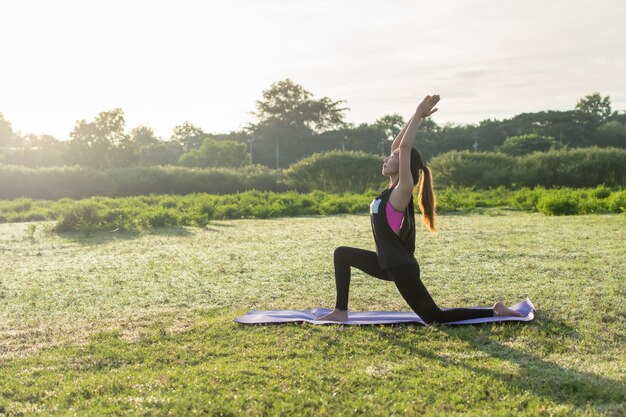 Mujer asiática, práctica, yoga